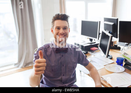 glücklich männlichen Büroangestellten, die Daumen nach oben zeigen Stockfoto