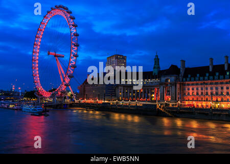 Landschaft panorama bild des London Eye und der County Hall am Südufer der Themse mit Moody interessante Himmel bei Dämmerung London England Großbritannien Stockfoto