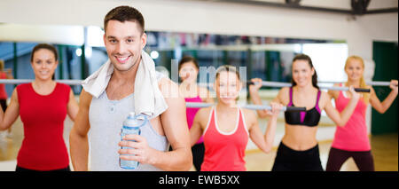 lächelnd Trainer vor Gruppe von Menschen Stockfoto