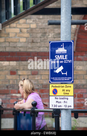 Lächeln, bist du auf CCTV Zeichen und Fußgängerzone und laden keine Zeichen im Brauerei-Square, Dorchester Süd, Dorset im Juni Stockfoto