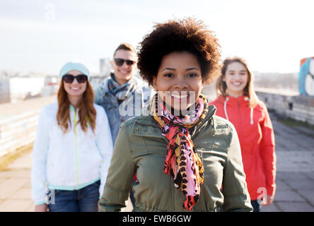 Freundeskreis glücklich Teenager auf Stadtstraße Stockfoto