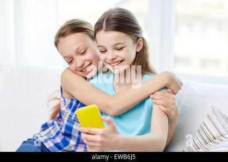 glückliche Mädchen mit Smartphone die Selfie zu Hause Stockfoto