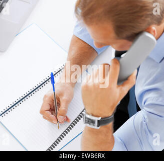 gut aussehend Geschäftsmann am Telefon sprechen Stockfoto
