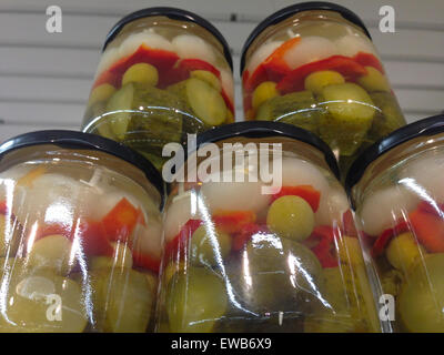 Haufen von Gläsern mit spanischen Banderillas, Spieße mit verschiedenen Gurken, wie Oliven, Knoblauch, Gurken, Zwiebeln und Paprika Stockfoto