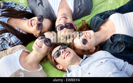 Gruppe von Studenten oder Jugendliche im Kreis liegen Stockfoto