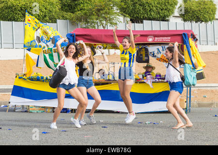 Las Palmas, Gran Canaria, Kanarische Inseln, Spanien. 21. Juni 2015. Fußball: Vier Teenager Las Palmas Unterstützer gehen wild außerhalb-Stadion am Sonntag Nachmittag, wie sie das Publikum das erste Tor des Teams jubeln hören wie Las Palmas Förderung in einem dramatischen Rückspiel gewinnen Play-off-Spiel, die gerne von Real Madrid und Barcelona in der spanischen ersten Liga Saison beizutreten.  Automatische Förderung verpasst, und verlieren das Weg Play-off-Spiel gegen Zaragoza 3: 1 am Mittwoch, Basket-Las Palmas gewann den zweiten Play-off 2-0 zu Hause am Sonntag gewann der Krawatte auf Auswärtstor Regeln und sichern ihnen eine p © ALA Stockfoto