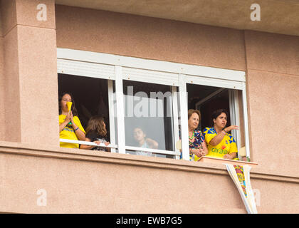 Las Palmas, Gran Canaria, Kanarische Inseln, Spanien. 21. Juni 2015. Fußball: Las Palmas-Fans beobachten Spiel vom Appartementhaus mit Blick auf Stadium warten sehnsüchtig auf den Schlusspfiff wie Las Palmas Förderung in einem dramatischen Rückspiel gewinnen Play-off-Spiel, die gerne von Real Madrid und Barcelona in der spanischen ersten Liga Saison beizutreten.  Automatische Förderung verpasst, und verlieren das Weg Play-off-Spiel gegen Zaragoza 3: 1 am Mittwoch, Basket-Las Palmas gewann den zweiten Play-off 2-0 zu Hause am Sonntag, die Krawatte auf Auswärtstor Regeln zu gewinnen und sichern ihnen einen Platz in der © ALA Stockfoto