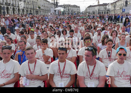 Turin, Italien. 21. Juni 2015. Einige junge Leute in Piazza Vittorio. Der Papst besucht Turin in Ehrfurcht, das Grabtuch, das durch einige Christen geglaubt wird, um das Leichentuch von Jesus von Nazareth sein. Bildnachweis: Elena Aquila/Pacific Press/Alamy Live-Nachrichten Stockfoto