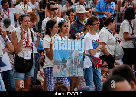 Turin, Italien. 21. Juni 2015. Einige junge Leute in Piazza Vittorio. Der Papst besucht Turin in Ehrfurcht, das Grabtuch, das durch einige Christen geglaubt wird, um das Leichentuch von Jesus von Nazareth sein. Bildnachweis: Elena Aquila/Pacific Press/Alamy Live-Nachrichten Stockfoto