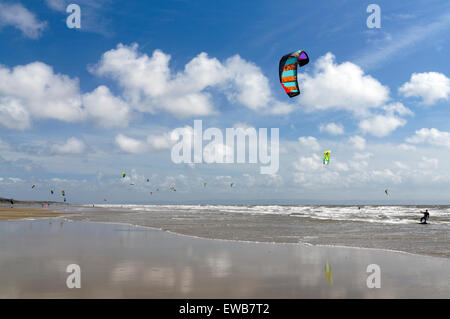 Kite-Surfer, Rest Bay, Porthcawl, Bridgend, South Wales, UK. Stockfoto