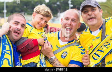 Las Palmas, Gran Canaria, Kanarische Inseln, Spanien. 21. Juni 2015. Fußball: Las Palmas Anhänger außerhalb-Stadion am Sonntag Nachmittag Las Palmas Förderung in einem dramatischen Rückspiel gewinnen Play-off-Spiel, die gerne von Real Madrid und Barcelona in der spanischen ersten Liga Saison beizutreten.  Automatische Förderung verpasst, und verlieren das Weg Play-off-Spiel gegen Zaragoza 3: 1 am Mittwoch, Basket-Las Palmas gewann den zweiten Play-off zu Hause mit 2: 0 am Sonntag, die Krawatte auf Auswärtstor Regeln zu gewinnen und sichern ihnen einen Platz in der spanischen ersten Liga. Stockfoto