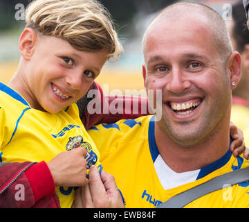 Las Palmas, Gran Canaria, Kanarische Inseln, Spanien. 21. Juni 2015. Fußball: Las Palmas Anhänger außerhalb-Stadion am Sonntag Nachmittag Las Palmas Förderung in einem dramatischen Rückspiel gewinnen Play-off-Spiel, die gerne von Real Madrid und Barcelona in der spanischen ersten Liga Saison beizutreten.  Automatische Förderung verpasst, und verlieren das Weg Play-off-Spiel gegen Zaragoza 3: 1 am Mittwoch, Basket-Las Palmas gewann den zweiten Play-off zu Hause mit 2: 0 am Sonntag, die Krawatte auf Auswärtstor Regeln zu gewinnen und sichern ihnen einen Platz in der spanischen ersten Liga. Stockfoto
