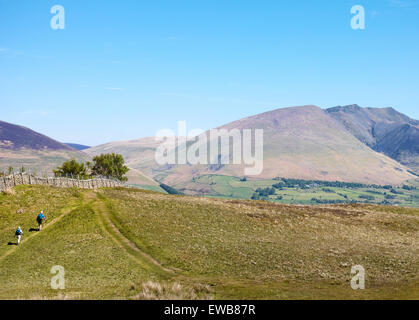 Zwei Wanderer auf dem Weg der Lakeland mit Blencathra (Saddleback) im Hintergrund Stockfoto