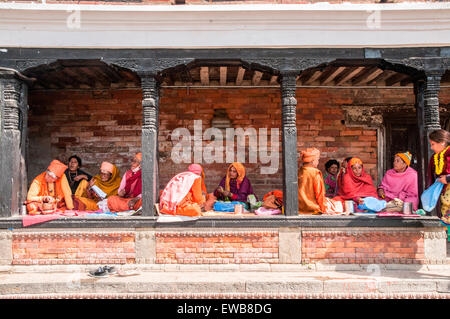 Trauergäste bei einem Hindu Begräbnis in Pashupatinath Tempel, einen Hindu-Tempel liegt am Ufer des Flusses Bagmati. Kathmandu, Nepal Stockfoto