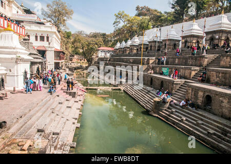 Ein Hindu Begräbnis in Pashupatinath Tempel, einen Hindu-Tempel liegt am Ufer des Flusses Bagmati. Kathmandu, Nepal Stockfoto