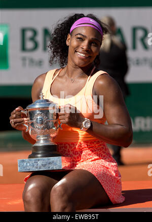 Serena Williams (USA) bei den French Open Pokal Stockfoto