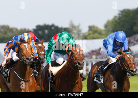 19.06.2015 - Ascot; Ervedya geritten von Christophe Soumillon (grüner Seide) gewinnt die Coronation Stakes (britische Champions Series) (Gruppe 1). Zweiter Platz: gefunden von Ryan Moore (blau-Orange Seide) geritten. Dritter Platz: Lucida von Kevin J Manning (blaue Seide) geritten. Bildnachweis: Lajos-Eric Balogh/turfstock.com Stockfoto