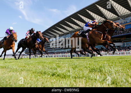 19.06.2015 - Ascot; Alternative Ansicht von unten; Ervedya von Christophe Soumillon geritten (grüner Seide, außerhalb) gewinnt die Coronation Stakes (britische Champions Series) (Gruppe 1). Zweiter Platz: gefunden von Ryan Moore (blau-Orange Seide) geritten. Bildnachweis: Lajos-Eric Balogh/turfstock.com Stockfoto