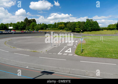 Maindy Stadion Radweg und Mock Straße für Lerner Treiber, Cardiff, Wales, UK. Stockfoto