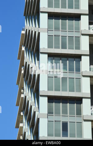 Abstrakt Architektur mit blauem Himmelshintergrund. Fotografiert in tel Aviv, Israel Stockfoto