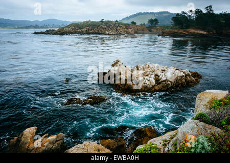 Blick auf Felsen und Wellen in den Pazifischen Ozean am Point Lobos State Natural Reserve, in Carmel, Kalifornien. Stockfoto