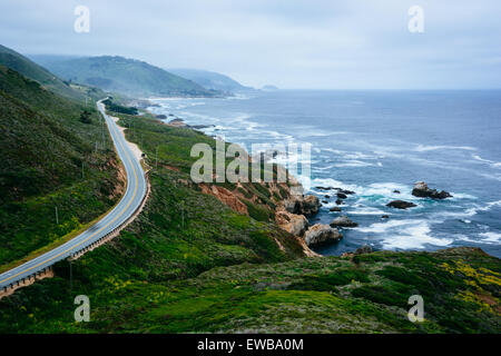 Blick auf die Berge entlang der Küste und der Pacific Coast Highway, an der Garrapata State Park, Kalifornien. Stockfoto