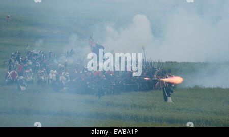 Spektakuläre Reenactment der Schlacht von Waterloo auf dem ursprünglichen Schlachtfeld in Belgien um Waterloo 200, bicentenary der Schlacht gedenken. Stockfoto