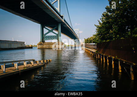 Die Benjamin Franklin Bridge und Race Street Pier in Philadelphia, Pennsylvania. Stockfoto