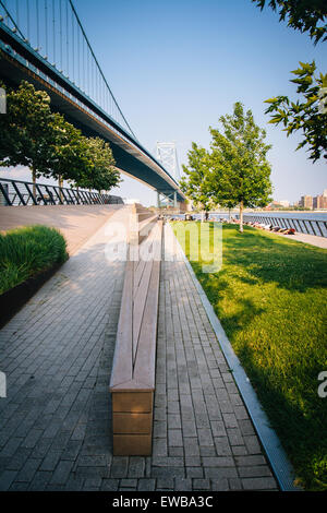 Die Benjamin Franklin Bridge und Race Street Pier in Philadelphia, Pennsylvania. Stockfoto