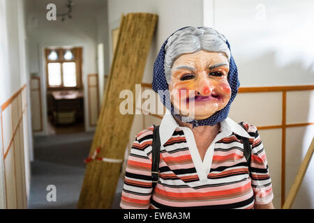 Alte Frau mit Maske Stockfoto