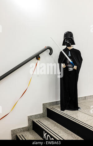 Puppe in Darth Vader Kostüm Stockfoto