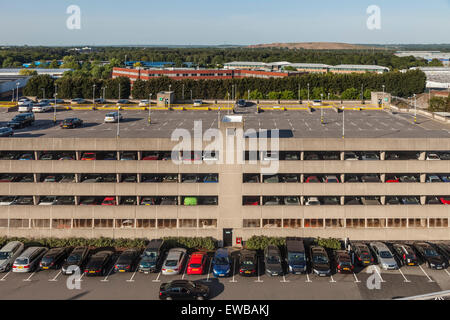 NCP Parkplatz C am Flughafen Birmingham, England. Autos können in, auf und vor der gebauten Struktur gesehen werden. Stockfoto