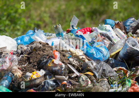 Müllhaufen im Freien. Umweltverschmutzung-Konzept. Stockfoto