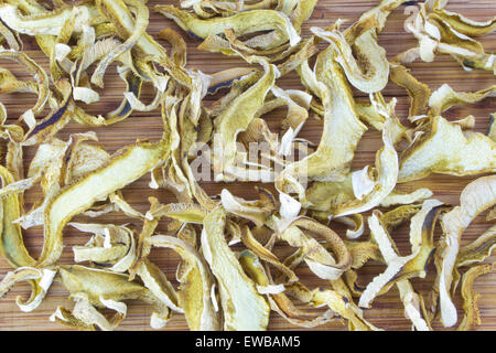 Scheiben von getrockneten Pilzen Lactarius piperatus Stockfoto