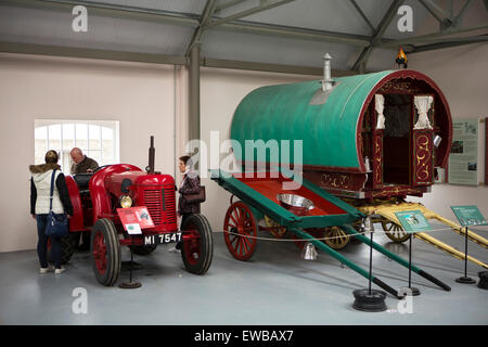 Irland, Co. Wexford, Johnstown Castle Irish Landwirtschaftsmuseum, Familie Blick auf alten Cropmaster Traktor Stockfoto