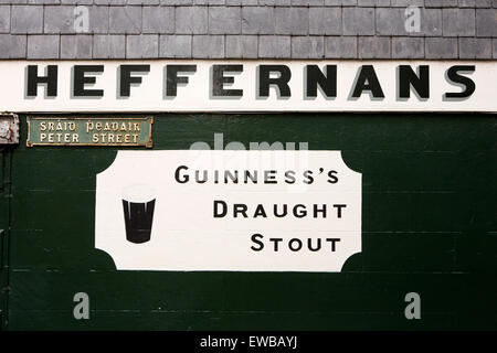 Irland, Co. Wexford, Wexford Town, Peter Street, Heffernan Bar, Guinness Werbung an Wand gemalt Stockfoto