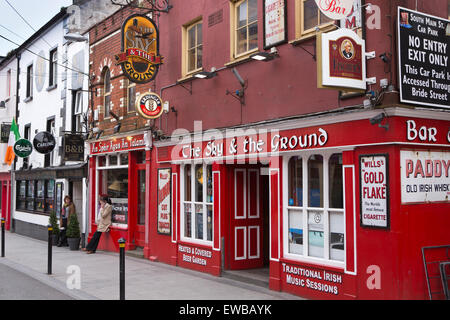 Irland, Co. Wexford, Wexford Town, Main Street South, rot lackiert, den Himmel & Ground bar Stockfoto