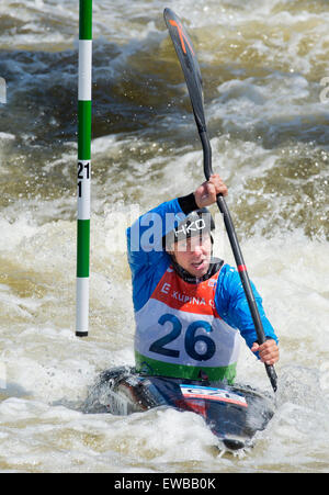 Prag, Tschechische Republik. 20. Juni 2015. Ondrej Tunka der Tschechischen Republik konkurriert, Dritter bei der Männer-Kajak K1 während der ICF Canoe Slalom World Cup 2015 in Prag, Tschechische Republik, 20. Juni 2015 endgültig zu beenden. © Vit Simanek/CTK Foto/Alamy Live-Nachrichten Stockfoto