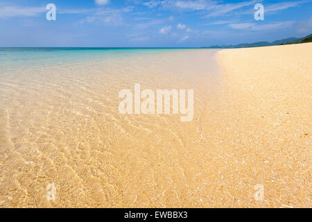 Klares Wasser plätschern am Traumstrand in Ishigaki, Japan Stockfoto