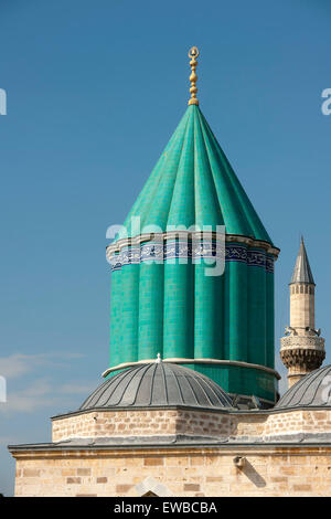 Ägypten, Konya, Mevlana-Museum, Türbe des Calaeddin Rumi, des Gründers des Mevlana-Ordens, Im Hintergrund Minarett der Selimiye-M Stockfoto