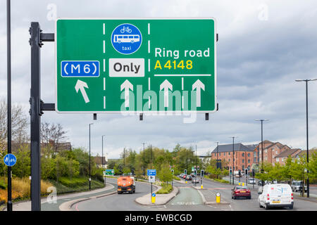 Overhead direktionale Schild mit Wegbeschreibungen für die M6 und ein 4148 Ring Road, Walsall, West Midlands, England, Großbritannien