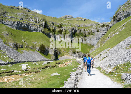 Wanderer auf dem Weg zur Gordale Narbe, eine Kalkstein-Schlucht in der Nähe von Malham, North Yorkshire, England Stockfoto