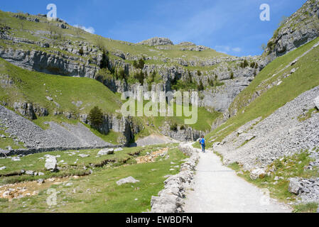 Wanderer auf dem Weg zur Gordale Narbe, eine Kalkstein-Schlucht in der Nähe von Malham, North Yorkshire, England Stockfoto