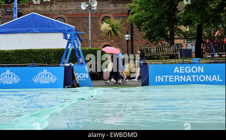 Eastbourne, Sussex, UK. 22. Juni 2015. Die Schirme waren wegen des Regens und der Beginn des Spiels hat sich heute Morgen bei den Aegon International Tennisturnier in Devonshire Park Eastbourne Credit verzögert: Simon Dack/Alamy Live News Stockfoto