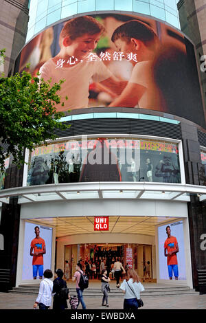 Uniqlo neue Shanghai Outlet ist die Kette größte Niederlassung in der Welt China chinesische (887 Huaihai Zhong Lu, Sonderwirtschaftszone District, Shanghai) Stockfoto