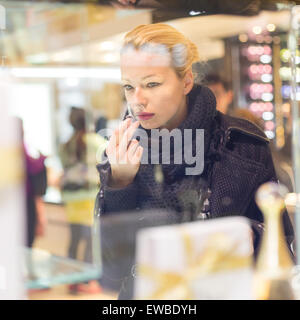 Schöne Frau im Beauty Shop einkaufen. Stockfoto