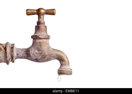 Alte und gebrauchte Vintage Wasserhahn mit Wassertropfen, isoliert auf weiss mit Textfreiraum Stockfoto