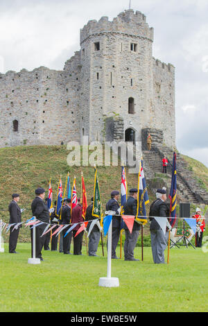 Cardiff, UK. 22. Juni 2015. Der Oberbürgermeister von Cardiff, beteiligt eine Anhebung Zeremonie in Cardiff Castle heute Flagge der Lord Leutnant von South Glamorgan, Vertretern der Streitkräfte, Kadetten und Veteranen. Die Veranstaltung ist ein Teil der Streitkräfte Woche. Shenkin, die Maskottchen Ziege von The Royal Regiment of Wales, wurde in Anwesenheit wie eine eigens in Auftrag gegebene Fahne aus entlang eines Relais Vertreter, übergeben wurde dabei auch mit Soldaten, ein Luft-Kadett, ein Veteran und ein Soldat im ersten Weltkrieg Uniform gekleidet. Bildnachweis: Chris Stevenson/Alamy Live-Nachrichten Stockfoto