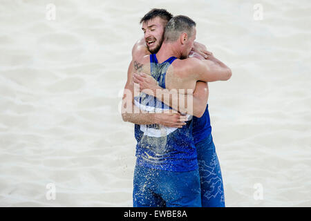 Baku, Aserbaidschan. 20. Juni 2015. Von links, die Premysl Kubala und Jan Hadrava der Tschechischen Republik zu umarmen, wie sie Sieg in der Herren-Beach-Volleyball feiern Spiel Viertelfinale Tschechien Vs Schweiz in Baku 2015 1. European Games in Baku, Aserbaidschan, 20. Juni 2015. © David Tanecek/CTK Foto/Alamy Live-Nachrichten Stockfoto