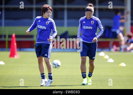 Reiches Feld, Vancouver, Kanada. 21. Juni 2015. (L-R) Aya Miyama, Yuki Ogimi (JPN), 21. Juni 2015 - Fußball: Japan National Team offizielle Traniig Settion vor der FIFA Frauen WM Kanada 2015 rund 16 Mach bei Empire Field, Vancouver, Kanada. Bildnachweis: Yusuke Nakansihi/AFLO SPORT/Alamy Live-Nachrichten Stockfoto